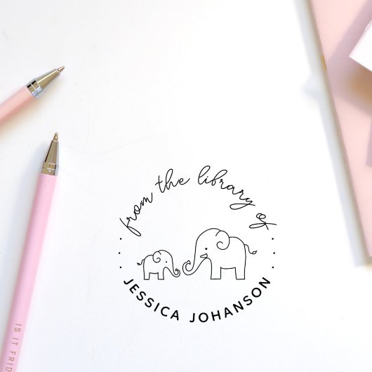 本の図書館からのかわいいゾウの家族 ラバースタンプ