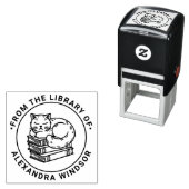 本の山で寝る猫 - 図書館の本の名前 セルフインキングスタンプ (インサイチュ)