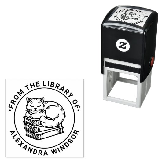 本の山で寝る猫 - 図書館の本の名前 セルフインキングスタンプ (インサイチュ)