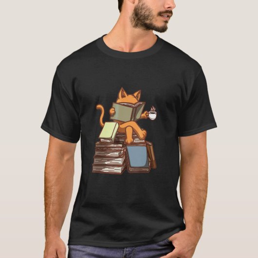 本の山で紅茶を飲むネコ 本を読む猫 Tシャツ (正面)