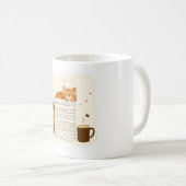 本の山と眠る猫のマグカップ コーヒーマグカップ (正面右)