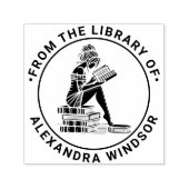 本の山に腰かけた女性 読書中 図書館ナ セルフインキングスタンプ (デザイン)