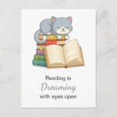 本の山の上で本を読むかわいい猫の名言 ポストカード (正面)