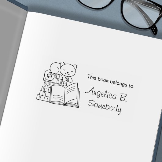 本の山の上にかわいい猫 – 蔵書票 セルフインキングスタンプ