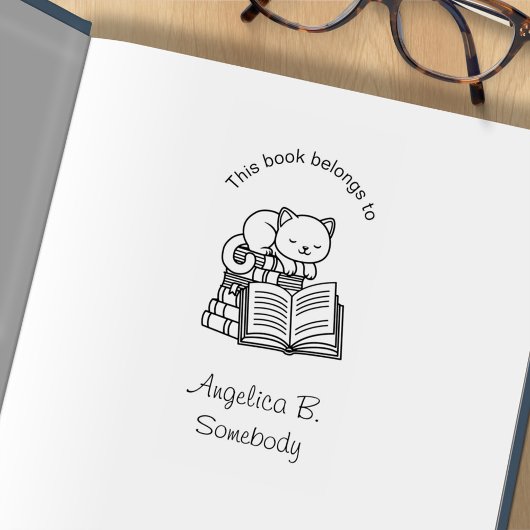 本の山の上にかわいい猫 – 蔵書票 ラバースタンプ