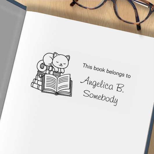 本の山の上にかわいい猫 – 蔵書票 ラバースタンプ