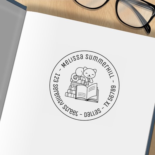 本の山の上の幸せな猫 ラウンド アドレス 3 ラバースタンプ