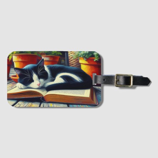 本の庭で眠るタキシード絵画猫 ラゲッジタグ (正面横)