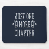 本の愛好家のための面白いデザイン "Just One More Chapter" マウスパッド (正面)