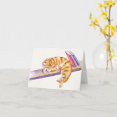 本の挨拶状を持つ睡眠のショウガの子ネコ カード (黄色い花)