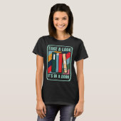 本の本の虫の中で見読る1 Tシャツ (正面フル)