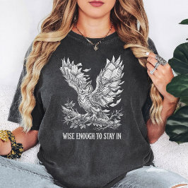 本の翼を持つ賢いフクロウ Tシャツ