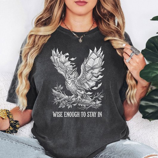 本の翼を持つ賢いフクロウ Tシャツ