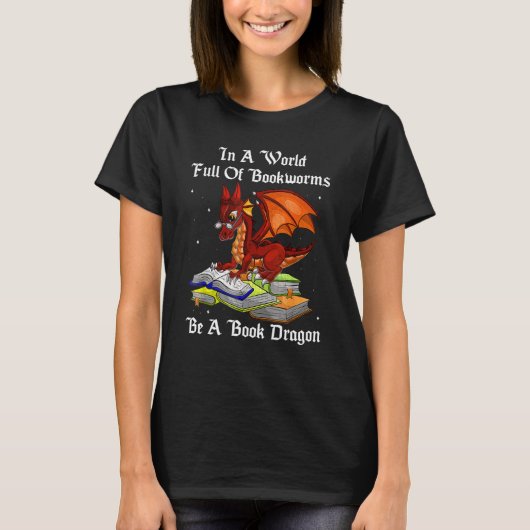 本の虫でいっぱいの世界で本のドラゴンである読 Tシャツ (正面)