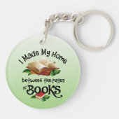 本の間を縫って家を作った キーホルダー (裏面)