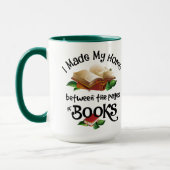 本の間を縫って家を作った マグカップ (左)