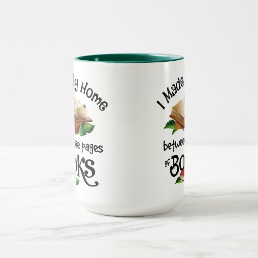 本の間を縫って家を作った マグカップ (中央)