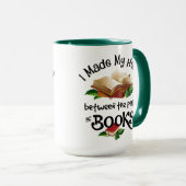 本の間を縫って家を作った マグカップ (正面右)