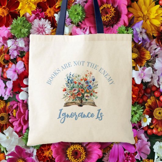 本は敵の抗議の本の禁止ではない トートバッグ