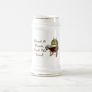 本は精神に賢いフクロウを食べ物を与えます ビールジョッキ