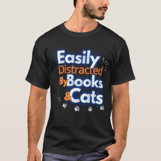 本や猫に気を取られる Tシャツ