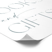 本や贈り物は、ほこりっぽい青い野の花を表す ポスター (角)