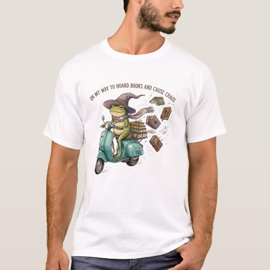 本をため込むカエルの魔法使いのユーモラスなデザイン Tシャツ (正面)