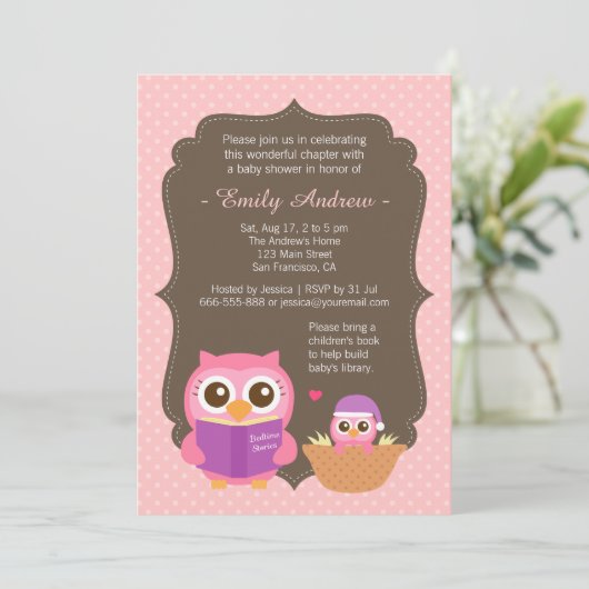 本をテーマにしたピンクのかわいいフクロウベビーシャワー招待状 招待状 (スタンド正面)