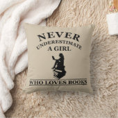 本を愛する女の子を決して過小評価しない クッション (ブランケット)