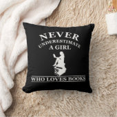 本を愛する女の子を決して過小評価しない クッション (ブランケット)