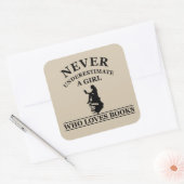 本を愛する女の子を決して過小評価しない スクエアシール (封筒)