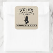 本を愛する女の子を決して過小評価しない スクエアシール (バッグ)