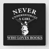 本を愛する女の子を決して過小評価しない スクエア壁時計 (正面)