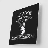 本を愛する女の子を決して過小評価しない スクエア壁時計 (傾斜)