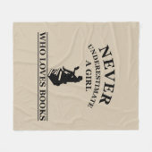 本を愛する女の子を決して過小評価しない フリースブランケット (正面(横))