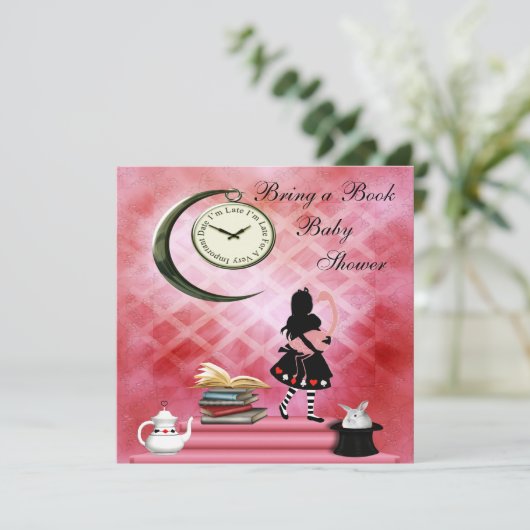 本を持ってきてアリスとピンクのフラミンゴのベビーシャワー 招待状 (スタンド正面)