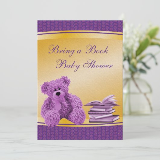 本を持って来る紫のテディ&ハートのベビーシャワー 招待状 (スタンド正面)