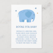 本を持って男の赤ちゃん。かわいい青い象 エンクロージャーカード (正面)