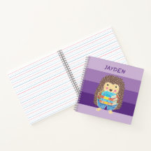 本を持つハリネズミの子供 紫のノート