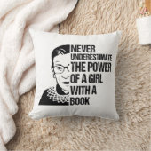 本を持つ女の子の力を決して過小評価しない クッション (ブランケット)