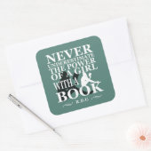 本を持つ女の子の力を決して過小評価しない スクエアシール (封筒)