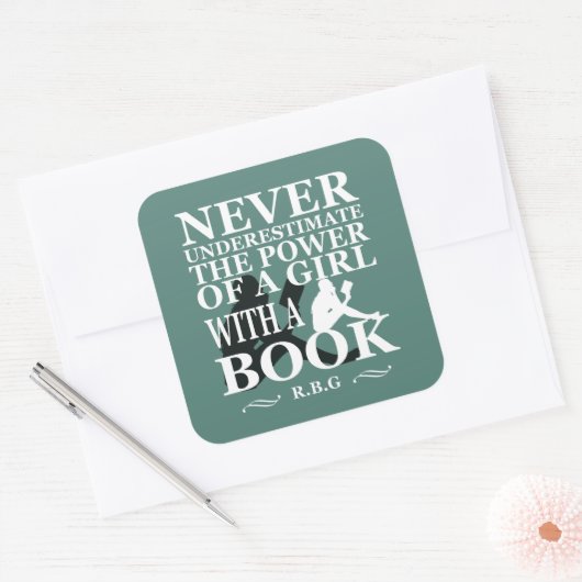 本を持つ女の子の力を決して過小評価しない スクエアシール (封筒)