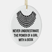 本を持つ女の子の力を決して過小評価しない セラミックオーナメント (右)