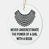本を持つ女の子の力を決して過小評価しない セラミックオーナメント (左)