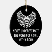 本を持つ女の子の力を決して過小評価しない セラミックオーナメント (右)