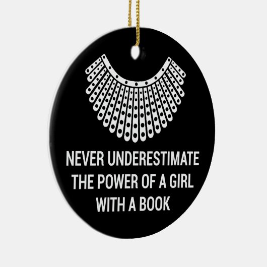 本を持つ女の子の力を決して過小評価しない セラミックオーナメント (右)