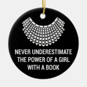 本を持つ女の子の力を決して過小評価しない セラミックオーナメント (正面)