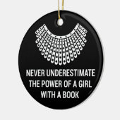 本を持つ女の子の力を決して過小評価しない セラミックオーナメント (左)