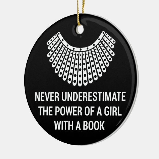 本を持つ女の子の力を決して過小評価しない セラミックオーナメント (左)