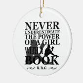本を持つ女の子の力を決して過小評価しない セラミックオーナメント (左)